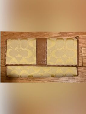 COACH Hamptons Trifold Wallet LIKE NEW!!  RARE 🔥Color Combo